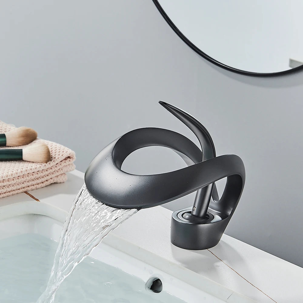 Luxueux robinet lavabo cascade finition or, en laiton, mitigeur monocommande design moderne.