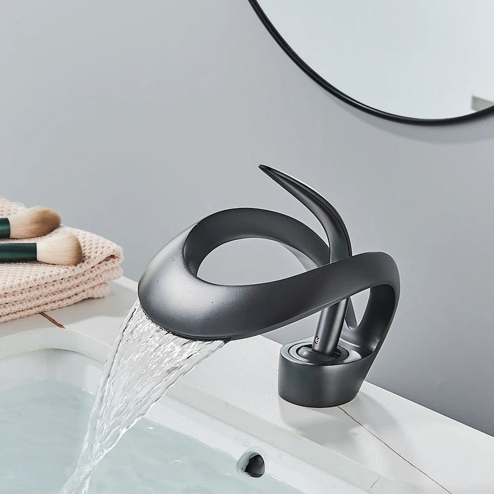 Luxueux robinet lavabo cascade finition or, en laiton, mitigeur monocommande design moderne.