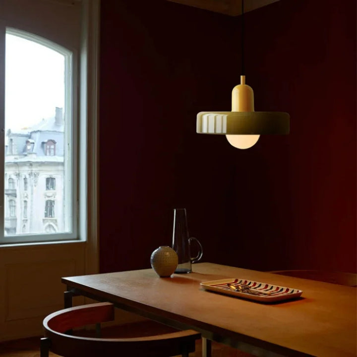 Suspension CelestiGlass en verre et fer, parfaite pour décoration intérieure de chambre ou salon.