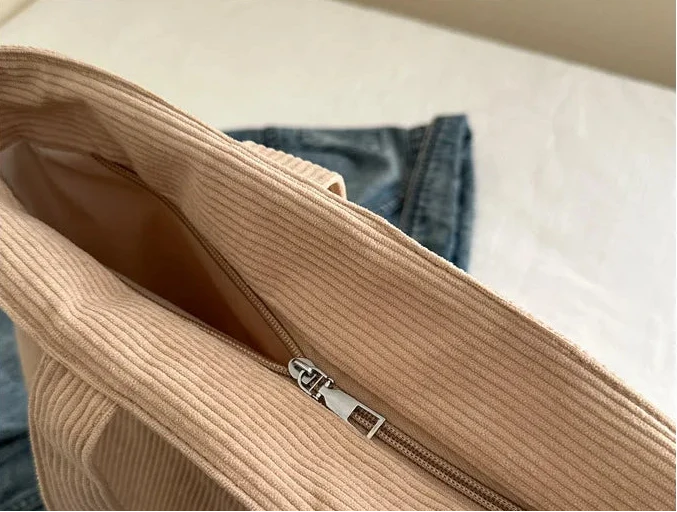Sac cabas blanc cassé en velours côtelé doux, sac femme élégant et original pour l'automne.