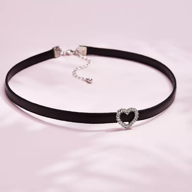 Collier ras du cou femme, pendentif géométrique en cristal zircon. Chic, moderne et lumineux.