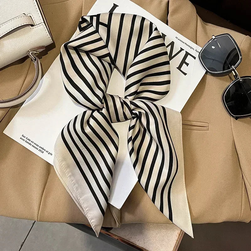 Châle en satin imprimé, accessoire féminin et chic pour cheveux ou sac.