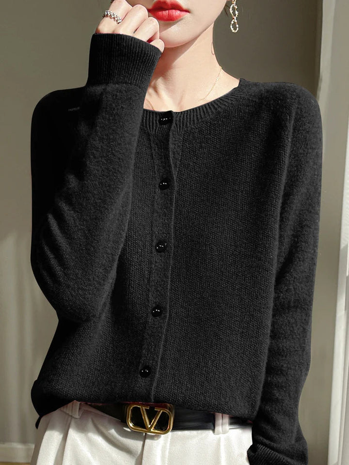 Cardigan femme chic, idéal pour une superposition élégante et un confort optimal toute la journée.
