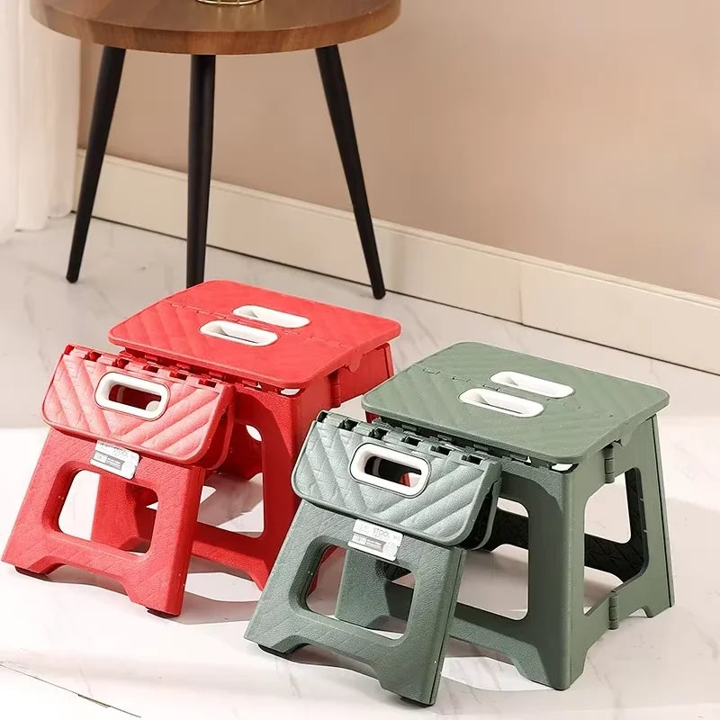 Escabeau pliable léger pour cuisine et maison, sûr et compact.