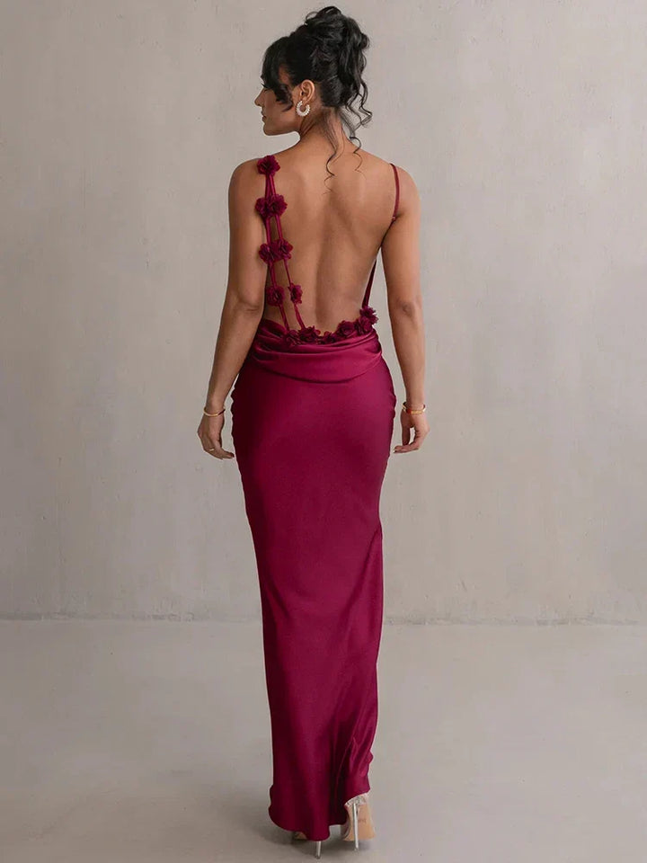 Élégante robe de soirée longue femme, bretelles spaghetti et col drapé. Idéale pour un look sophistiqué et formel.