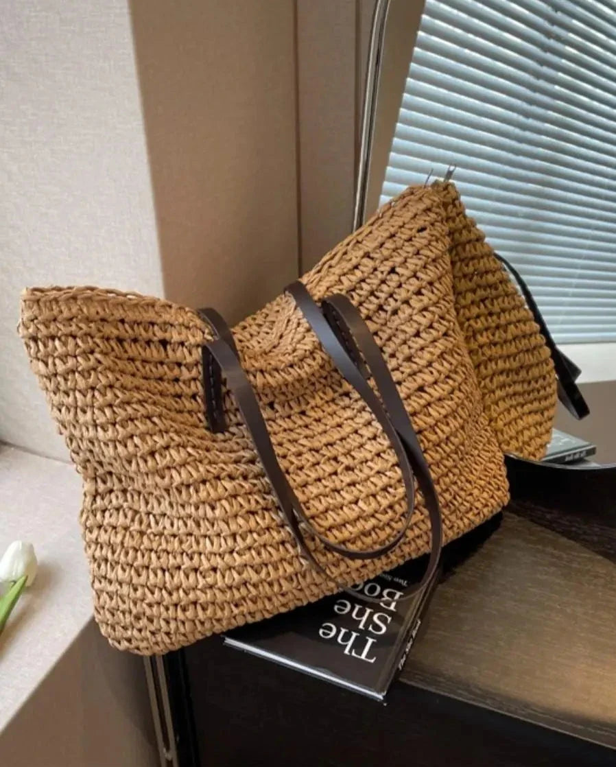 Grand sac de plage en osier pour femmes, style bohème chic, parfait pour l'été et les vacances.