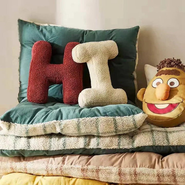 Coussin décoratif alphabet, design moderne pour salon ou chambre.