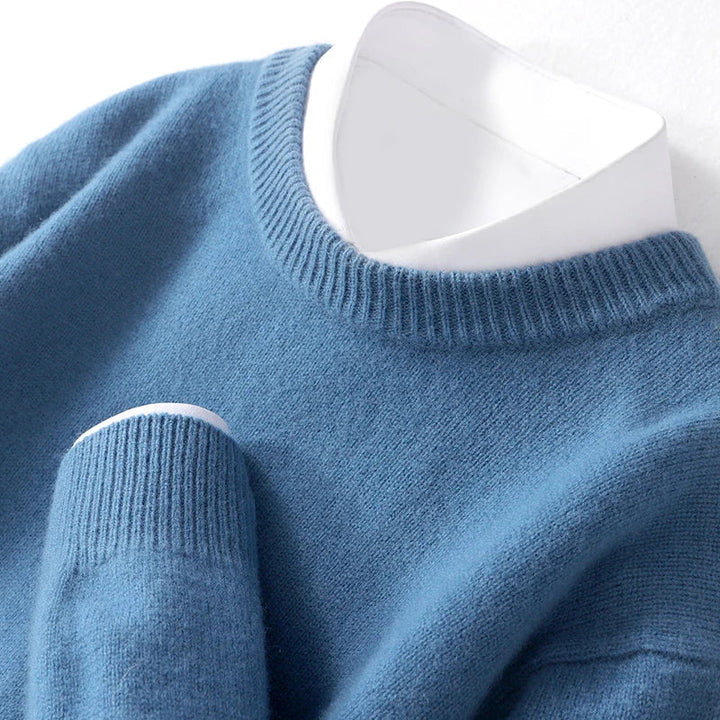 Élégant pull d'hiver en laine mérinos pour homme, alliant chaleur et style raffiné.