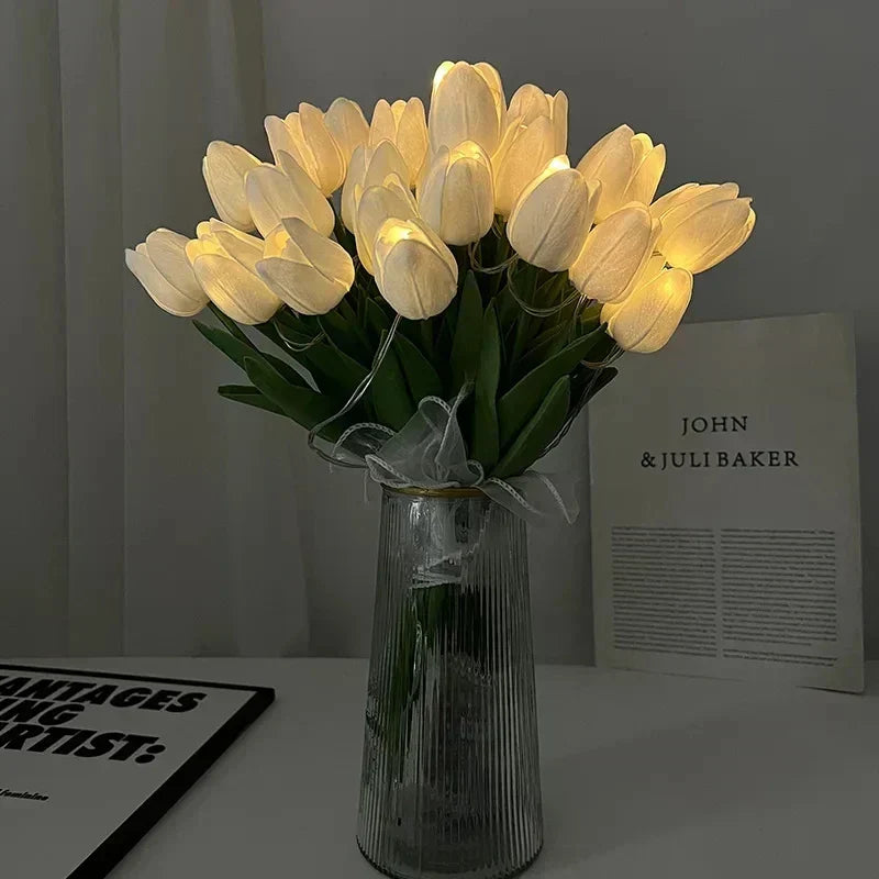 Lampe de chevet tulipe LED, lumière chaude et portable, idéale pour créer une atmosphère cosy.