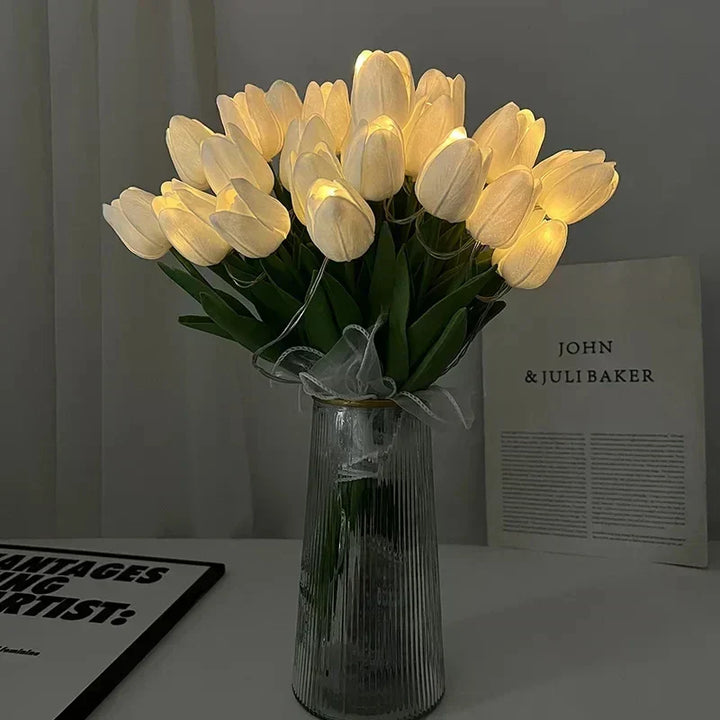 Lampe de chevet tulipe LED, lumière chaude et portable, idéale pour créer une atmosphère cosy.