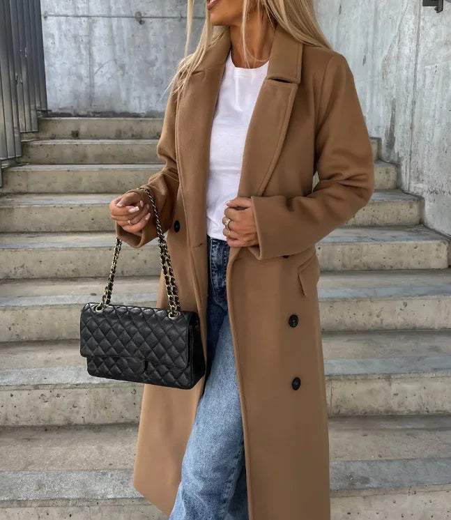 Manteau trench femme chaud pour l'hiver, style croisé chic et élégant. Mode sophistiquée avec double boutonnage.