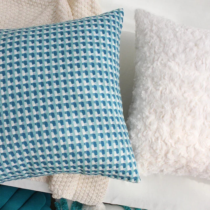 Coussin décoratif géométrique 45x45 cm, housse vibrante pour un canapé moderne et chic.