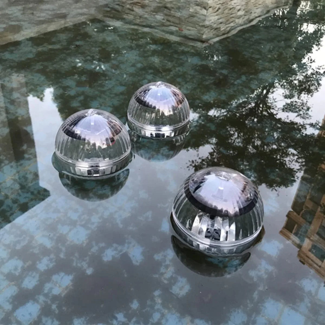 Lampe solaire boule LED étanche RGB décorant un étang de jardin, parfaite pour l'éclairage extérieur.