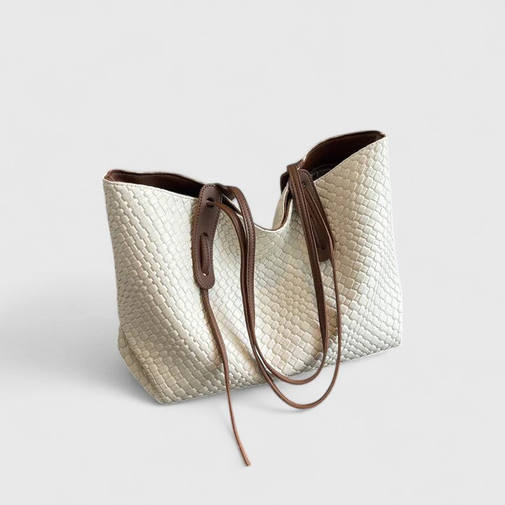 Sac élégant femme avec texture tressée, parfait pour le quotidien, un incontournable de la mode.