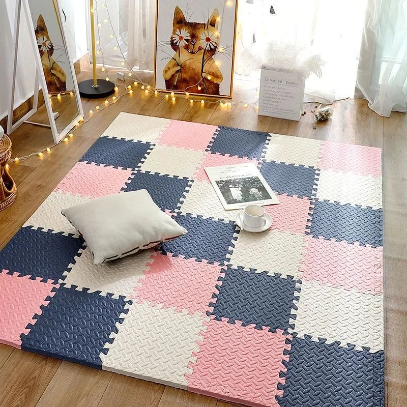Bébé joue en sécurité sur tapis de jeu épais SquishyPlay, aire d'éveil confortable et colorée.
