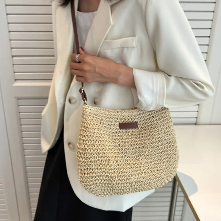 Sac à main bohème en paille tressée pour femme, avec détails en similicuir marron. Idéal été.