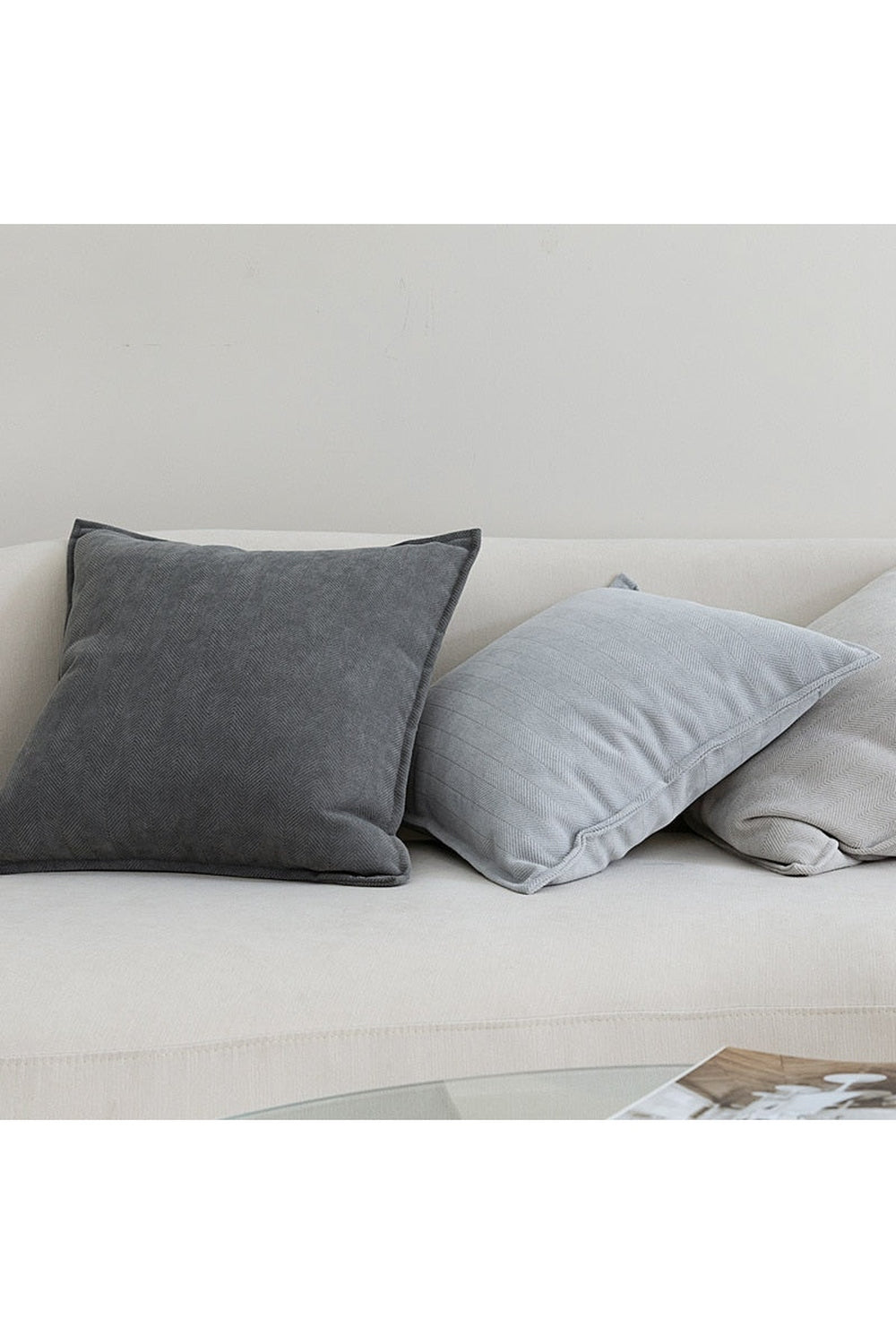 Housse de coussin élégante pour canapé. Confort et style salon, décoration intérieure moderne.