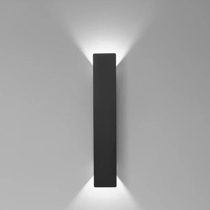 Applique murale LED linéaire extérieure moderne, éclairage haut/bas élégant pour façade et jardin.