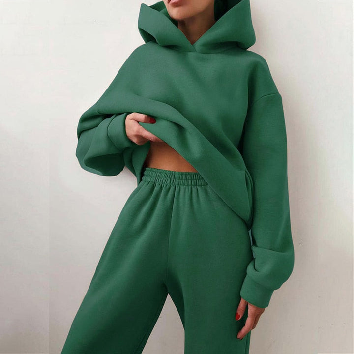Vue d'ensemble: Ensemble jogging femme. Sweat à capuche et pantalon loose fit. Confort et style décontracté assurés.