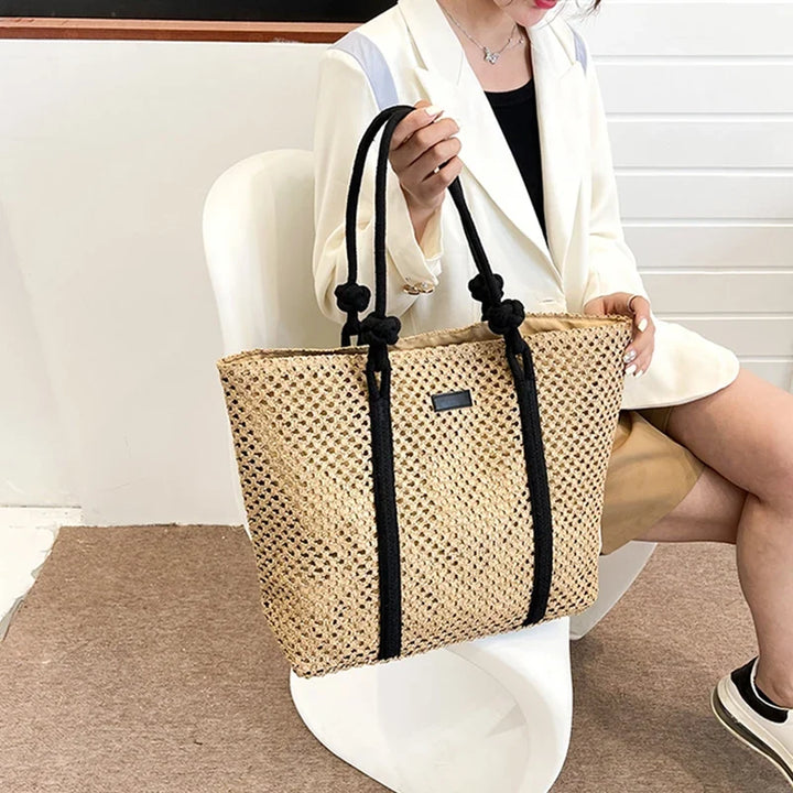 Sac de plage femme en paille, design chic et fermeture sécurisée, pour un été stylé.