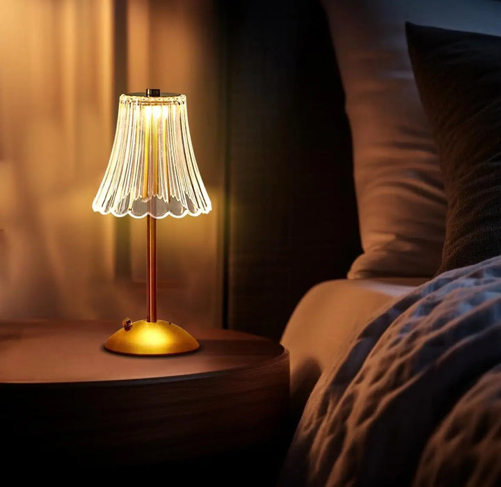 Lampe LED de table élégante et moderne, cristal doré, activation tactile. Idéale pour une ambiance raffinée.