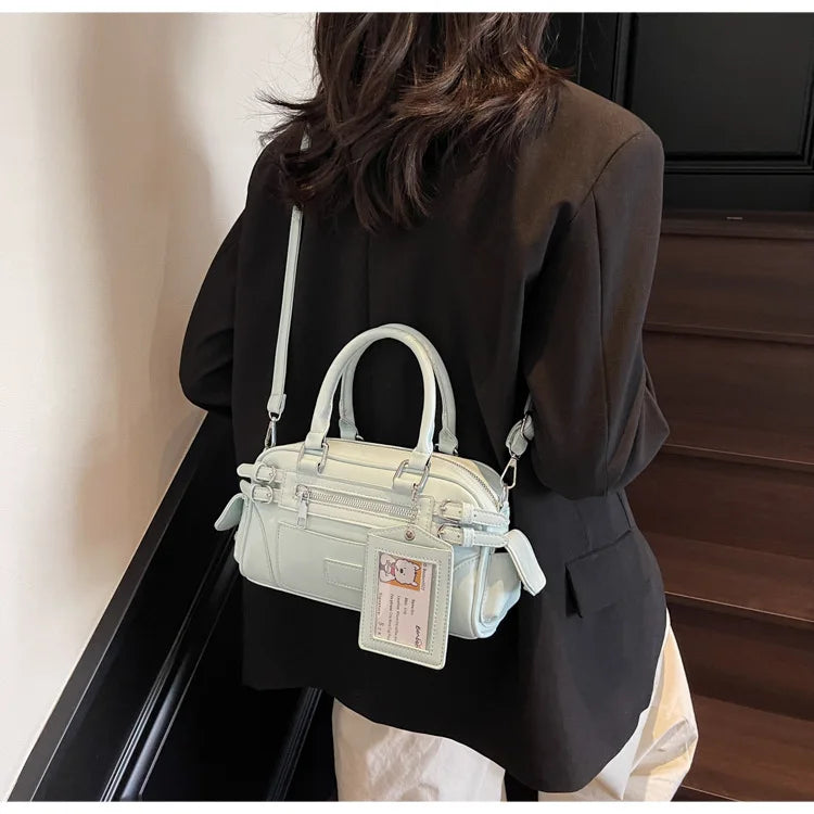 Sac bandoulière Alméa rose moderne en similicuir, idéal pour un look chic et féminin au quotidien.