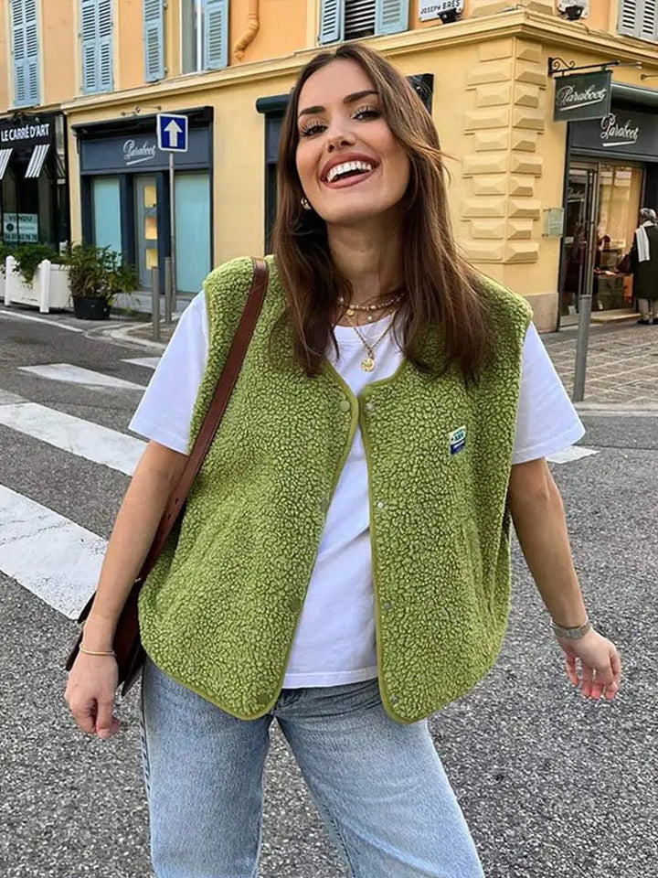 Gilet en laine douce et chaude pour femmes, col en V, offre confort et style pour toute saison. Idéal superposition.