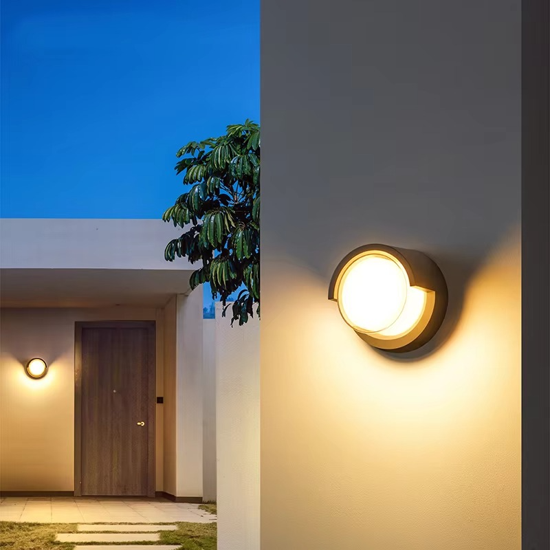 Sécurité renforcée avec cette lampe murale LED extérieure à détecteur de mouvement pour l'entrée.