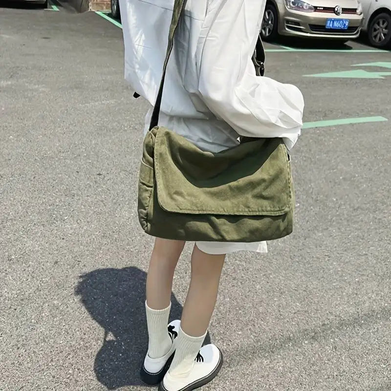 Sac bandoulière unisexe en tissu recyclé, léger et écoresponsable. Idéal pour un usage quotidien pratique.