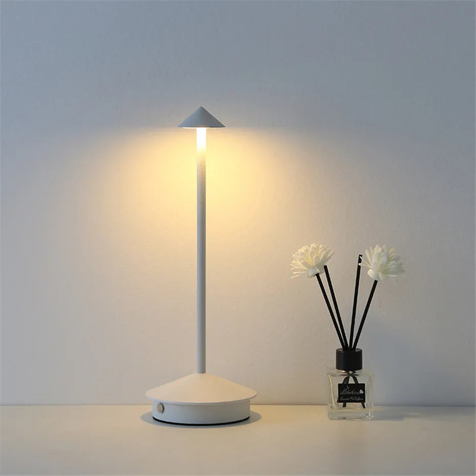 Lampe de bureau sans fil, LED, rechargeable, tactile, un ajout moderne à votre espace de travail.