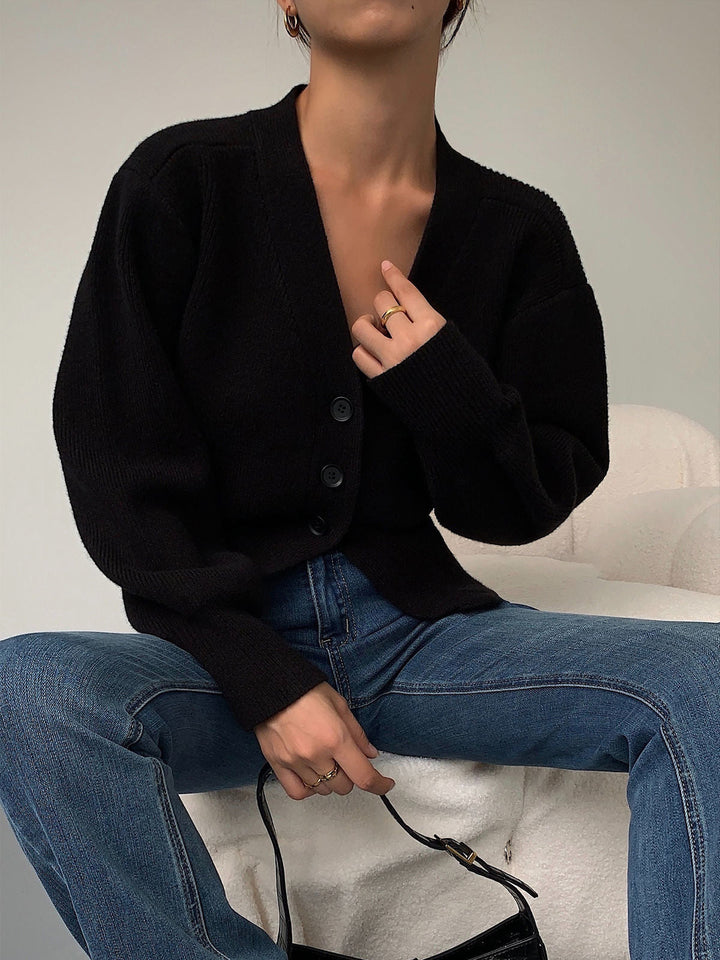 Cardigan pull femme tendance, coupe élégante et col V. Vêtement d'automne-hiver confortable pour la mode.