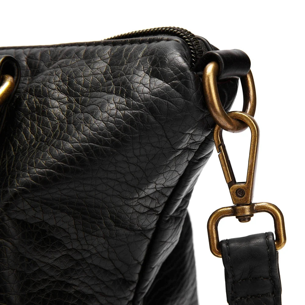 Sac femme vintage, grand sac de cours en synthétique, design hobo chic avec bandoulière amovible.