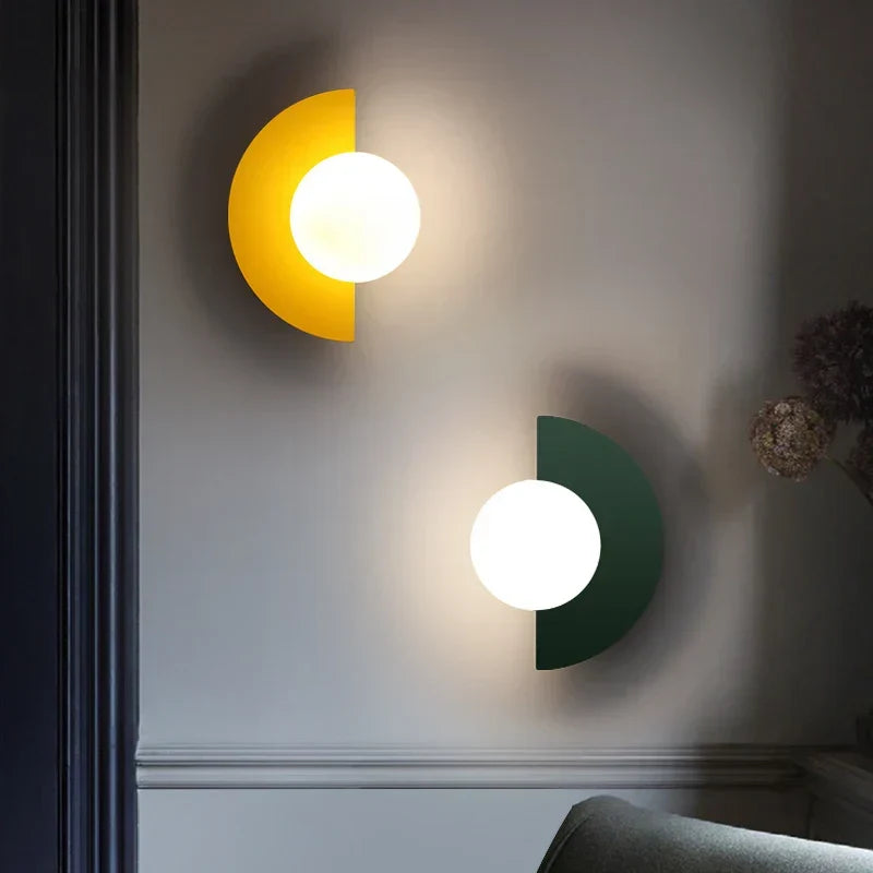 Éclairage LED géométrique pour mur, applique moderne et élégante en forme de demi-cercle.