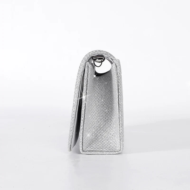 Sac pochette de cérémonie pailleté, un choix raffiné pour une mariée ou invitée élégante.