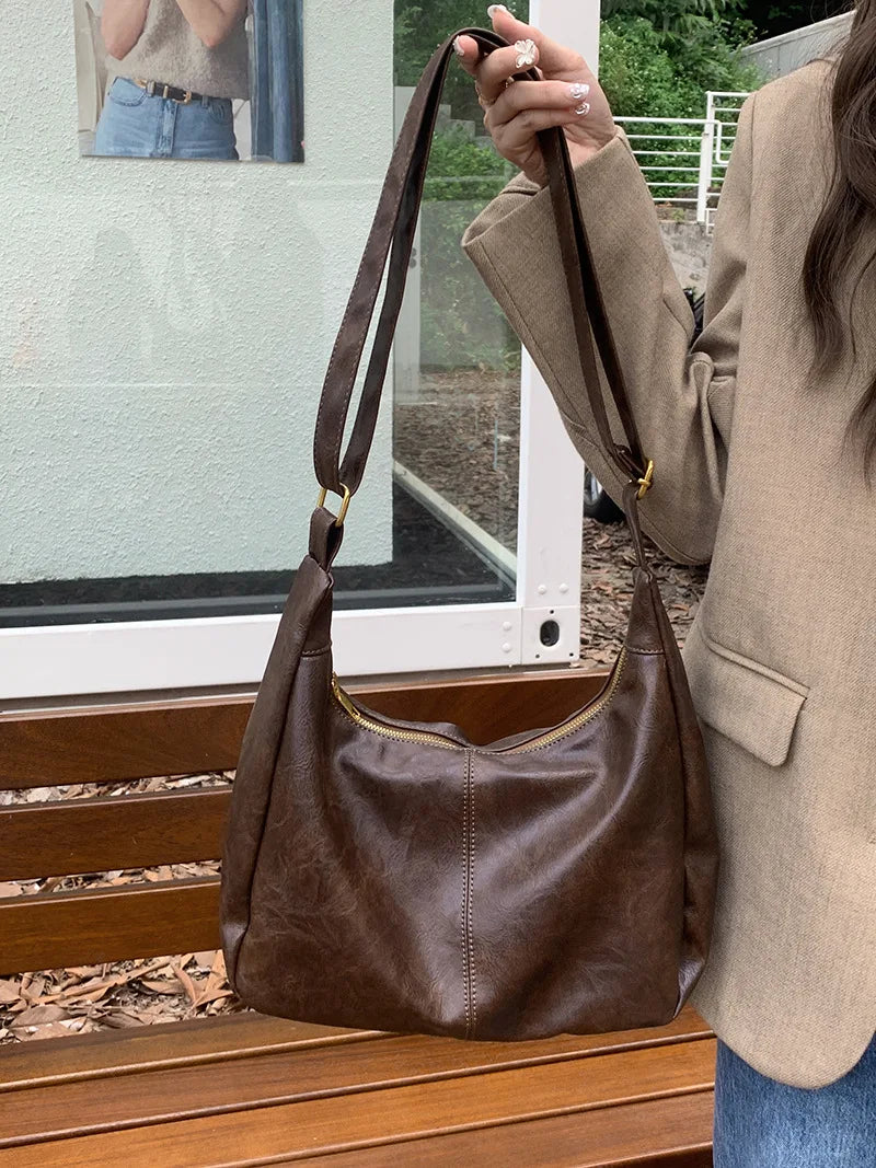 Détail de la texture similicuir du sac bandoulière femme élégant. Sac à main mode, accessoire chic.