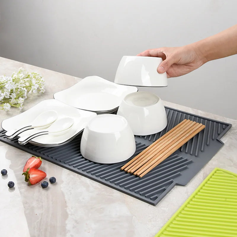 Tapis égouttoir en silicone antidérapant pour sécher vaisselle, verres et ustensiles de cuisine. Résistant chaleur, lavable.