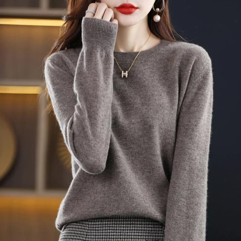 Pull d'hiver élégant pour femme, maille douce. Un essentiel mode féminine et chaude, style chic.