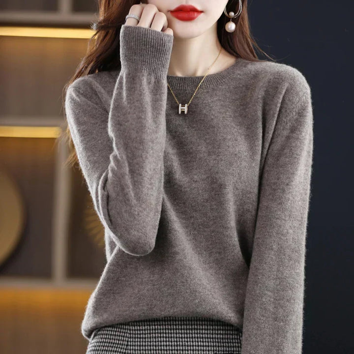 Pull d'hiver élégant pour femme, maille douce. Un essentiel mode féminine et chaude, style chic.