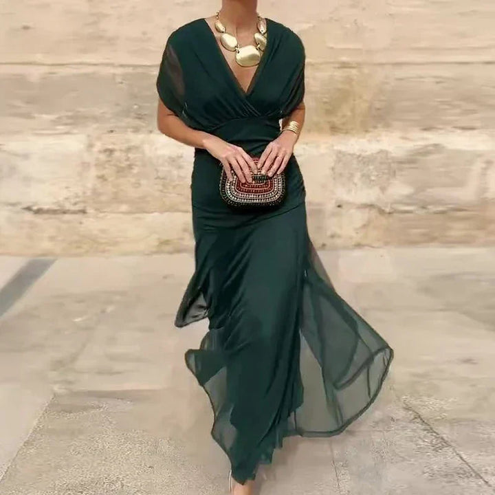 Maxi robe florale femme, col V. Confortable et élégante pour les journées et soirées estivales.