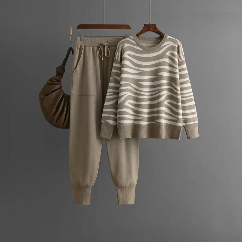 Ensemble cachemire femme doux et confortable avec motif zébré chic pour tenue décontractée.