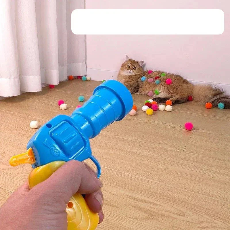 Gros plan sur une balle pompon pour chat, prête pour un jeu interactif intense et une stimulation féline.