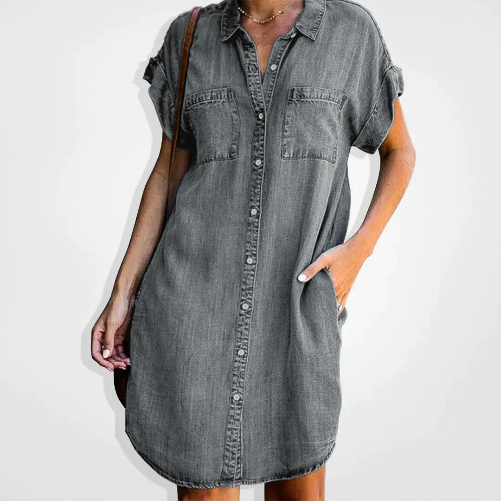 Élégante robe chemise femme en denim boutonnée, parfaite pour un style décontracté chic estival.