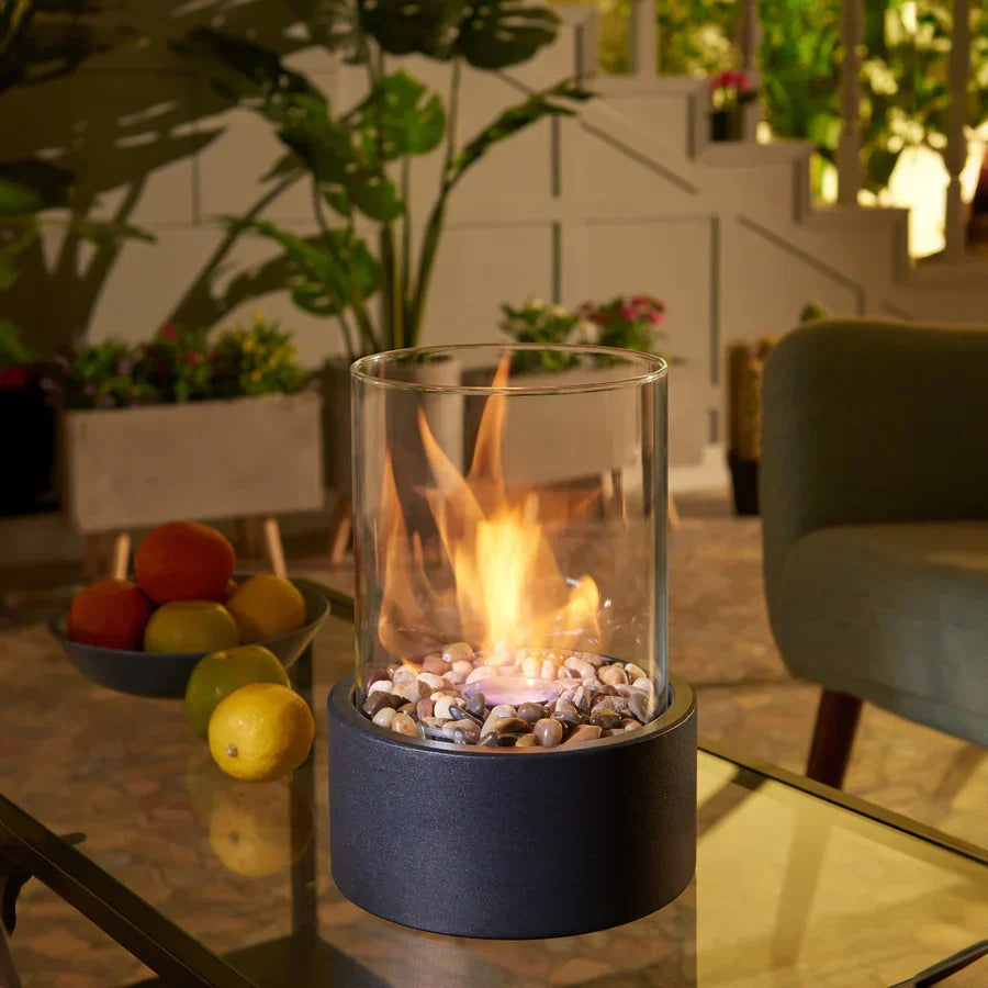 Foyer de table élégant, cheminée d'appoint pour une ambiance chaleureuse intérieure. Design moderne, portable.