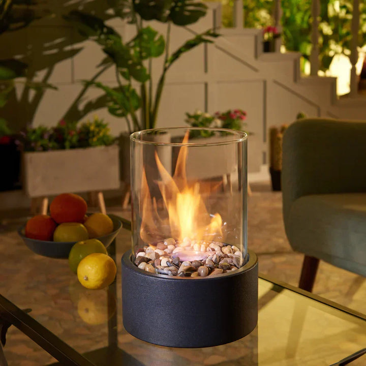 Foyer de table élégant, cheminée d'appoint pour une ambiance chaleureuse intérieure. Design moderne, portable.