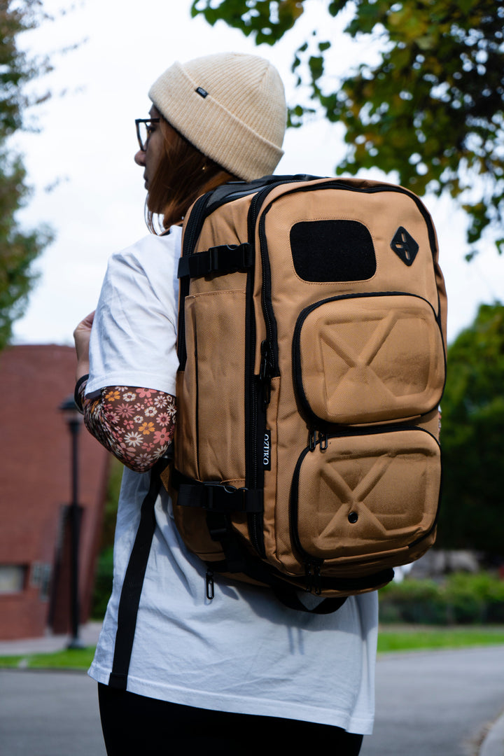 Sac à dos de voyage extensible TravelPack gris, organisation facile, grande capacité pour homme/femme.