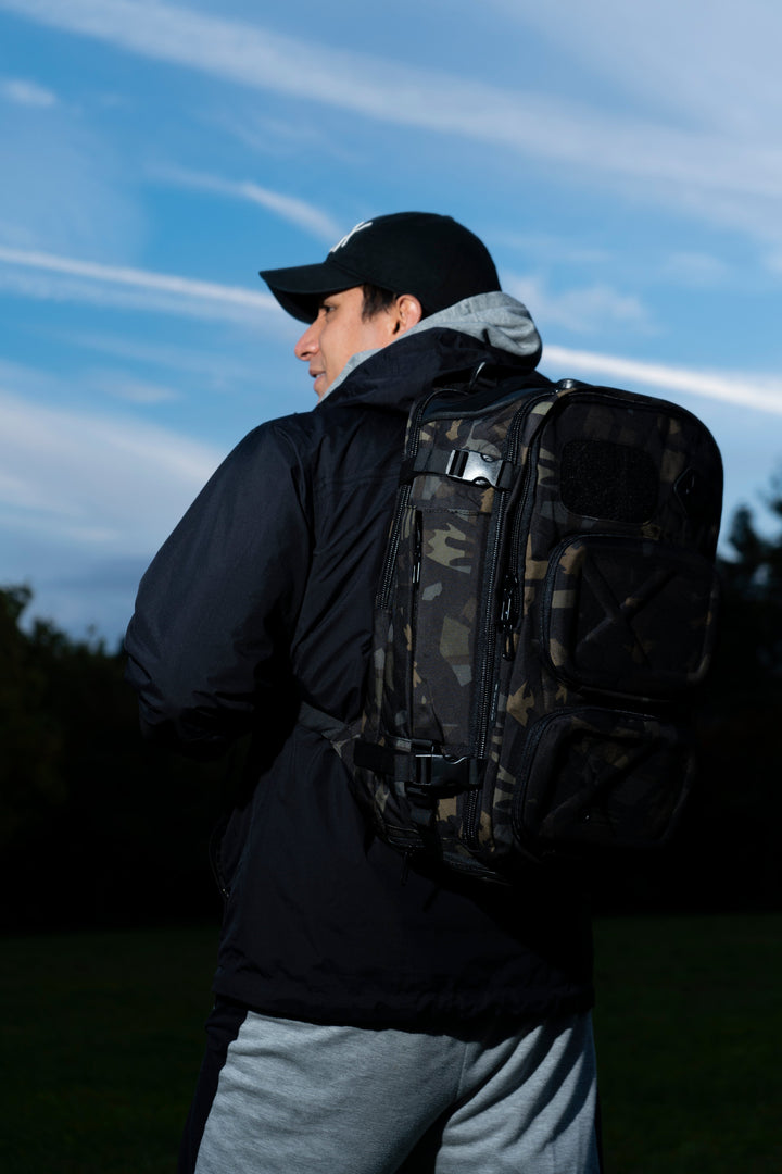 Sac à dos TravelPack en polyester robuste, compact et léger, pour femmes et hommes voyageurs.