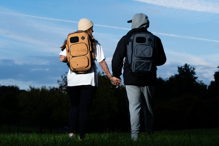 Vue de profil du sac à dos TravelPack, montrant son épaisseur ajustable et sa silhouette élégante.