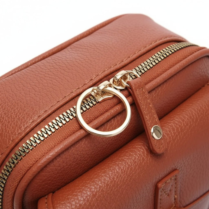 Sac DAYGUARD rouge, durable et élégant. Fonction anti-vol intégrée pour protection quotidienne de vos objets de valeur.