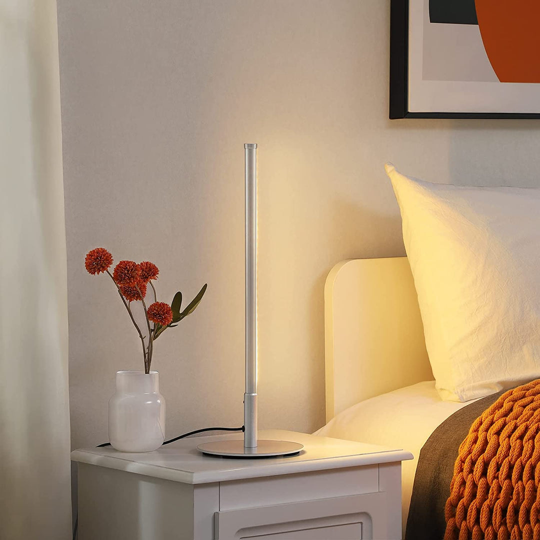 Lampe de table LED design, finition métallique, réglage tactile 3 couleurs, éclairage élégant et fonctionnel.