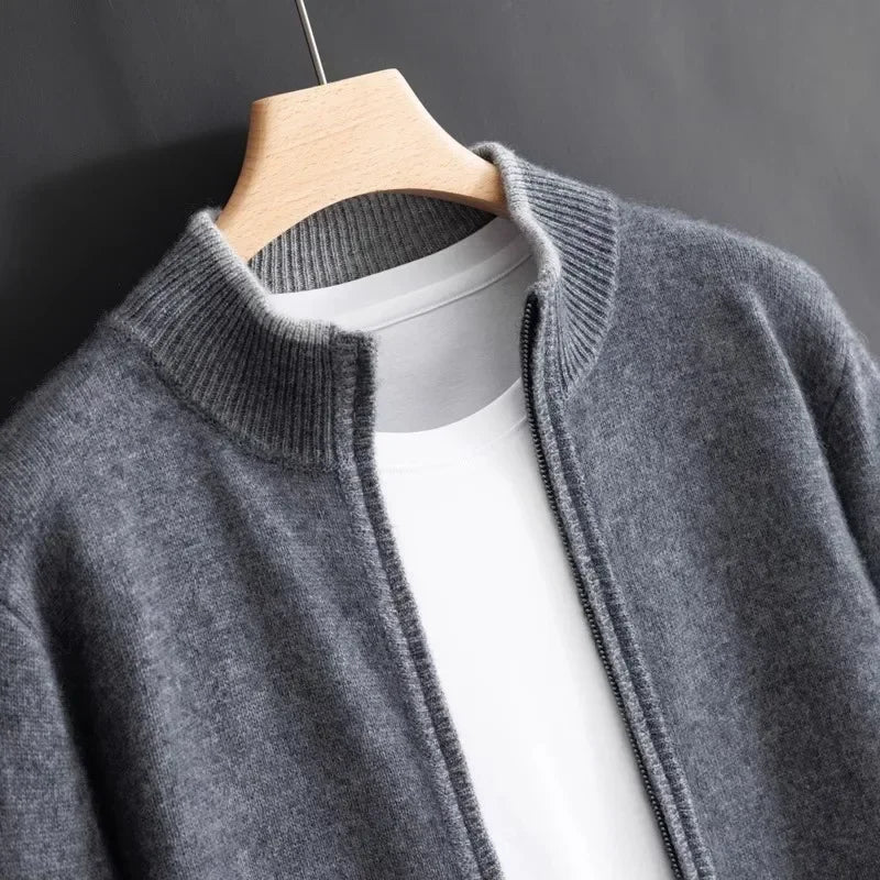Veste homme en tissu doux et confortable, fermeture zippée, style chic pour les journées fraîches d'automne.